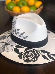 Bone Bordado, Fabric Paint Diy, Types Of Hats, Women Hats Fashion, Hat Decoration, Painted Jeans, Diy Hat