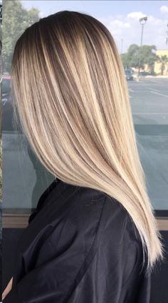 @texasbalayage 😍 Highlights From The Roots, Blonde Foil Highlights, Honey Blonde Hair With Brown Roots, Blonde Hair With Darker Roots, Balayage Blond Beige, Blond Hair Dark Roots, Scandi Hairline, Blonde Hair With Brown Roots, Fine Highlights