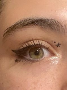 #makeup #stars #eyemakeupideas #eyeliner Star Makeup Halloween, Star Eyeliner Stamp Looks, Cute Simple Eyeliner Looks, Fun Simple Eyeliner, Simple Fun Eye Makeup, Simple Eyeliner Designs, Simple Star Makeup