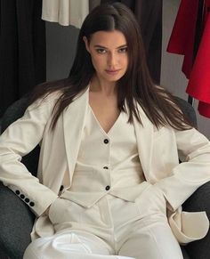 Outfits Feminine, Outfits Stylish, Elegant Outfit Classy, Total White, Bella Hadid Outfits, Monochrome Outfit, Classy Work Outfits, Estilo Chic