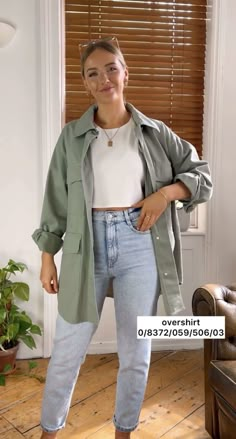 Black Belt Outfit Jeans, Tan Button Down Shirt Outfit, Outfit Sobrecamisa Mujer, Jeans Work Outfit Summer, Outfits Con Sobrecamisa, Sobrecamisa Mujer Outfit, Outfit Primavera 2023, Minimalist Boho Fashion, Outfit Sobrecamisa