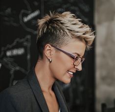 Short Hair And Glasses, Hair And Glasses, Women Undercut, Edgy Pixie Haircuts, Funky Short Hair, Edgy Pixie, Hair Undercut, Haircut Curly