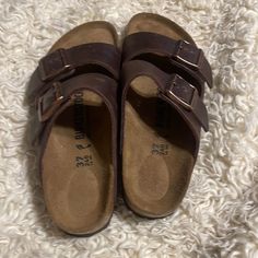 Birkenstock | Arizona Soft Footbed Brown Amalfi Leather Brand New In Perfect Condition Smoke Free Pet Free Home Made In Germany Brown Casual Footbed Sandals With Round Toe, Classic Brown Footbed Sandals With Round Toe, Birkenstock Arizona Outfit, Brown Birkenstock, Closet Refresh, Shoes Birkenstock, Birkenstock Outfit, Birkenstock Brown, Birkenstock Arizona