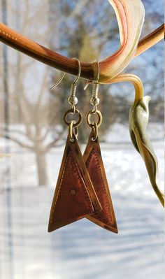 Hermosos aretes hechos de cobre y bronce, con estilo unico y muy peculiares. Brown Brass Dangle Earrings, Artistic Handmade Bronze Earrings, Handmade Artistic Copper Earrings, Artistic Handmade Copper Earrings, Unique Bronze Copper Wire Earrings, Unique Brown Festival Earrings, Brown Brass Drop Earrings, Vintage Brown Earrings For Festivals, Nickel-free Antique Gold Copper Earrings