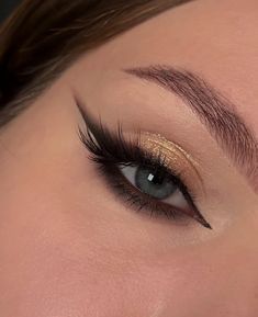 Gold Hoco Makeup, Gold Smoky Eye, Gold Eye Makeup Tutorial, Quinceanera Makeup, Sparkle Makeup, Black And Gold Aesthetic, Gold Makeup Looks, Gold Eye Makeup