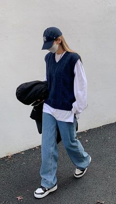 Half Sweater Vest Outfits, Cap Outfits For Women Winter, Current Outfit Trends, Winter Tomboy Outfits, Tomboy Outfits Winter, Tomboy Winter Outfits, Oversized Sweater Vest Outfit, Turtleneck Outfit Layering, Business Streetwear