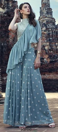 Trending Patterns, Orang India, Sharara Designs, Trendy Outfits Indian, Dresses Traditional, Gaun Fashion, Fashionable Dresses, Salwar Kamiz, Indian Dresses Traditional