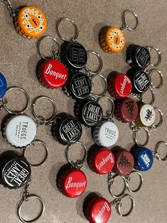 Bottle Cap Key Chain Coors Banquet - Etsy Keychain Crafts, Coors Banquet, Bottle Cap Jewelry, Wire Jewelry Ideas, Keychain Craft, Bud Light, Bottle Cap, Beer Bottle, Wire Jewelry