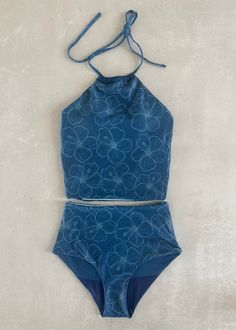 This darling reversible tankini is basically four swimsuits in one because both the top and bottom are fully reversible! The top has an added layer inside with sewn-in padding for worry-free play all day. We tested the fabrics in the salty ocean, sandy beaches, pools, and hot-tubs. It is high-quality, comfortable, and SO much fun!! Truly, a combination you won't want to live (or swim) without ;). High-waisted reversible bottoms High neck reversible top Sewn-in padding High quality fabric Full Co Surfing Bathing Suits Women, One Price Swimsuit, Swimsuit Id Codes, Cute Beach Clothes, Cute Swimsuits For Teens, Cute Swimsuits For Teenagers, Cottagecore Swimsuit, Beach Vacation Must Haves, Modest Swimming Suits