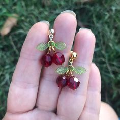 Cute and affordable cherry earrings , I used Swarovski 8 mm stones and also simple green leaves , and stud earwires Beaded Earrings Diy, Cherry Earrings, Earrings Summer, Handmade Earrings Beaded, Handmade Jewelry Tutorials, Earrings Bridesmaid, Earrings Inspiration, Simple Green, Handmade Wire Jewelry