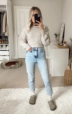 Women’s Causal Outfits Winter, Arizona Womens Fashion, 2024 Fall Photo Outfits, Easy Mom Winter Outfits, Womens Clogs Outfit, Outfits To Go See Christmas Lights, Jeans And Jumper Outfit Casual, Ankle Jeans Winter Outfit, Outfit Inspo Late 20s