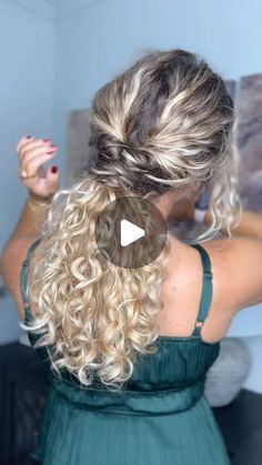 Topsy Tail Hairstyles, Summer Curls, Cotton Candy Hair, Pony Hairstyles, Half Ponytail, Candy Hair, Hair And Makeup Tips, Wedding Guest Style, Holiday Hairstyles