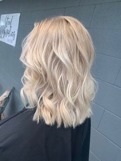 Creamy Blonde Hair With Roots, Blonde Hair To The Root, Light Blonde Hair Short, Short Length Blonde Hair, Short Bright Blonde Hair, Short Balayage Hair Blonde, Blonde Hair Color Ideas Short, Short Light Blonde Hair, Blonde Root Shadow