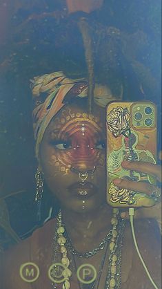 Fairycore Makeup Black Women, Men With Short Locs, Erykah Badu Makeup, Spiritual Makeup Looks, Earthy Eye Makeup, Earthy Girl Makeup, Spiritual Makeup Aesthetic, Earth Makeup Looks, Earth Black Women