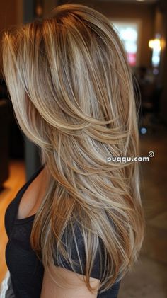 Dimensional Beauty: Stunning Blonde Hair with Lowlights Ideas Summer Blonde Highlights 2024, Lowlights In Blonde Hair, Blonde Hair With Lowlights, Perfect Blonde Hair, Fall Blonde Hair, Hair With Lowlights, Hair Highlights And Lowlights, Mom Hairstyles, Blonde Hair Looks