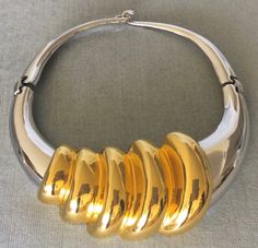 "You are looking at a truly exquisite and bold VINTAGE ALEXIS KIRK HUGE MODERNIST ABSTRACT SCULPTURAL GOLD-TONE METAL RIPPLE AND SHINY SILVER-TONE METAL STATEMENT CHOKER COLLAR NECKLACE, done in an Avant-garde style with a Mid Century aesthetic, SIGNED, Circa 1980's. THIS NECKLACE IS A TRUE WORK OF ART A STUNNING AND UNIQUE PIECE OF ALEXIS KIRK'S AVANT GARDE AESTHETIC AT ITS BEST You will definitely make a grand entrance with this fabulous choker necklace! The modernist gold metal ripple-like ce Vintage Chunky Gold Necklace, Avant Garde Aesthetic, Avant Garde Jewelry, Designer Runway, Choker Collar Necklace, Statement Choker, Phone Chain, Gold Statement Necklace, Grand Entrance