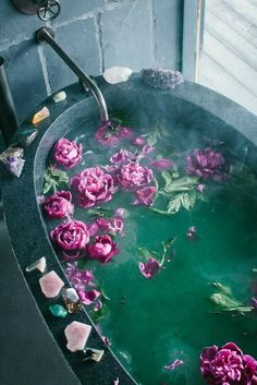 relaxing bath. bohemian mood. Interior Boho, Ritual Bath, Foto Tips, Bohol, Witch Aesthetic, Relaxing Bath, Western Decor, Diy Bath Products, My New Room