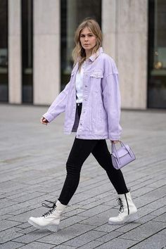 Lilac Denim Jacket Outfit, Lavender Jacket Outfit, Lavender Shirt Outfit, Outfit Botas, Colorful Wardrobe, Urban Apparel, Jean Jacket Outfits, Denim Jacket Outfit