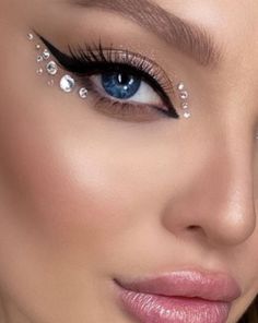 Rinstonestone Makeup, Silver Face Jewels, Eyeliner With Jewels, Crystal Eye Makeup Rhinestones, Crystals On Eyes Makeup, Diamonds On Makeup, Jewel Eye Look, Make Up Jewels Eyes, Jewels On Face Rhinestones