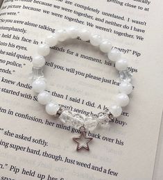 Cute White Bracelets, White Bracelet Aesthetic, Braclets Ideas Aesthetic, Best Friends Bracelet, Star Beads Bracelet, Beaded Charm Bracelet Ideas, Indie Bracelet Ideas, Y2k Bracelet Ideas, Bracelet Perle Aesthetic