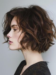 Messy Wavy Bob, Short Wavy Layered Bob, Soft Wavy Bob, Short Wavy Bob Haircuts, Chin Length Hair Round Face, Short Wavy Bob With Bangs, 1920s Hair Short, Wavy Bob, Medium Curly Bob