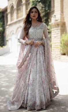 Pastel Pakistani Outfit, Trendy Outfits Indian, Traditional Indian Dress, Bollywood Outfits