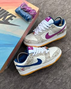 Sneakers Fashion Nike, Sick Shoes, Girly Style Outfits, Sb Dunks, Happy Birthday Frame, Tenis Nike, Nike Sb Dunk, Girly Style