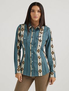 It doesn’t get much more iconic than this. Let those cowboys know who wears it best in the Women’s Checotah Classic Western Snap Shirt. It’s crafted from cotton twill that’s covered in our signature striped design full of Western-inspired motifs. It comes with a slim fit that’s cut a little closer to the body so it celebrates your shape. Plus, the pointed yokes, chest pockets with flaps, the ‘W’ embroidery, and pearl snaps will lend all the authenticity you need. Short Uggs, Western Boots For Men, Work Boots Men, Jumpsuit Jacket, Women's Tops, Stripes Design, Bell Bottoms, Cotton Twill, Mens Jeans