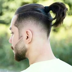 Men Long Hair Bun, Ponytail Hairstyles For Men, Long Hair Shaved Sides, Man Ponytail, Fade Haircut Styles, Man Bun Hairstyles, Undercut Long Hair, Beard Haircut, Gents Hair Style