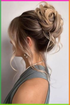 Pin on hair growth mask Short Layered Curly Hair, Messy Bun Updo, Sanggul Modern, High Updo, High Bun Hairstyles, Textured Curly Hair, Messy Bun Hairstyles, Curly Hair With Bangs, Thinning Hair