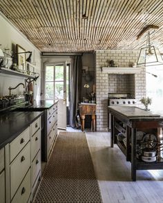 All posts • Instagram Vintage Kitchen Cabinets, Art Deco Lines, Kitchen Decor Inspiration, Jungalow Style, Vogue Living, The Farmhouse, Kitchen Trends, Modern Farmhouse Kitchens, Neutral Decor