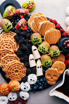 15 Halloween Breakfast Ideas Halloween Breakfast Ideas, Vegetarian Shepherds Pie, Edible Eyes, Recetas Halloween, Halloween Breakfast, Chelsea's Messy Apron, Best Mashed Potatoes, French Dip Sandwich, Ground Beef Dishes