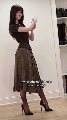 @ᴾᵃᵘˡⁱⁿᵉᴹᵃʸʸʸ.｡*˚୨୧⋆｡ ˚ Nora Fawn, Edgy Work Outfits, Goth Doll, Thrift Ideas, Secretary Outfits, Corporate Goth, Office Clothes, Face References, Figure Poses