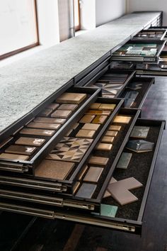 the eyeshadow palettes are lined up on top of each other in rows