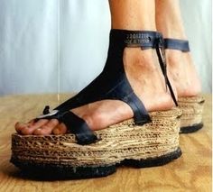 Image result for cardboard shoe Diy Tire, Ruffled Baby Bloomers, Recycled Diy, Mode Shoes, Yantai, Estilo Indie, Diy Recycle, Recycled Fashion