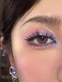 𝐄𝐲𝐞 𝐌𝐚𝐤𝐞𝐮𝐩 𝐏𝐮𝐫𝐩𝐥𝐞 𝐆𝐥𝐢𝐭𝐭𝐞𝐫 - 𝐜𝐫𝐞𝐝𝐢𝐭𝐬 𝐭𝐨 𝐨𝐰𝐧𝐞𝐫 Purple Makeup Eyes, Wedding Makeup With Glitter, Eye Makeup For Purple Outfit, Makeup Inspo Purple, Purple Make Up Ideas, Eye Makeup Ideas Purple, Aesthetic Glitter Makeup, Wedding Makeup Purple, Makeup Purple Eyeshadow