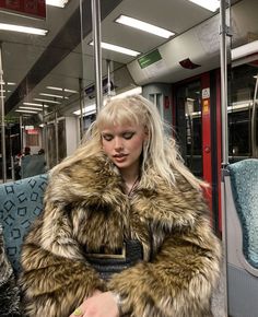 Fall 2023 Hair Styles, Fur Coat Aesthetic Outfit, Vintage Fur Coat Aesthetic, Fur Coat Grunge, Girls Winter Outfits, Indie Sleaze Fur Coat, Paris Hilton Fur Coat, Nyc Girl, Winter Lookbook