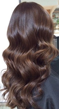 Long Lasting Wedding Hairstyles, Brown Hair Hollywood Waves, Brown Hair Curls Wedding, Brunette Curled Wedding Hair, Bridal Hair Down Brunette Loose Curls, Halo Hair Extensions Wedding Styles, Brunette Curls Wedding, Soft Romantic Waves Hair, Bouncy Waves Long Hair