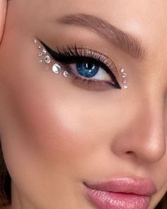 Eyeliner With Jewels, Silver Face Jewels, Jewel Eye Look, Diamonds On Makeup, Crystal Eye Makeup Rhinestones, Zircons Makeup, Make Up Jewels Eyes, Crystals On Eyes Makeup, Jewels On Eyes Makeup