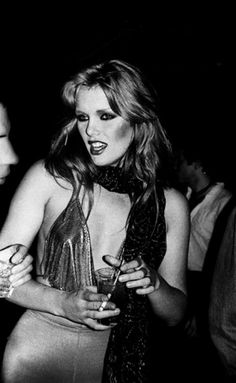 Patti Hansen at Studio 54, 1978. Photo by Anton Perich. Studio 54 Fashion, 70s Glamour, Estelle Lefébure, Patti Hansen, 70s Glam, Disco Glam, Disco Style