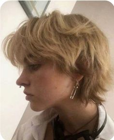 Bold Hair Color Ideas, Non Binary Haircuts, Hair Dye Color Ideas, Short Hair Tomboy, Short Grunge Hair, Bold Hair Color