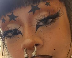 Eyebrow Design Art, Goth Makeup No Eyebrows, Creative Alt Makeup, Eyebrowless Makeup, Gore Makeup Ideas, No Brows Makeup, Star Eyebrows, Clown Eyeliner, Cute Alt Makeup