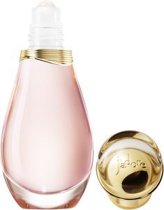 Med J'adore Eau de Toilette Roller-Pearl kan du ta din parfymritual med dig på språng. Glasrullbollen och den juvelliknande flaskan återskapar den ikoniska J'adore Dior-doften i en fin, praktisk och trevlig reseaccessoar. Miss Dior Roller Pearl, J Adore Dior, Dior Jadore, Jewelry Casual, Miss Dior, Wine Decanter, Dish Soap Bottle, Women's Jewelry, Toner