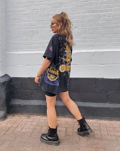 Cute Biker Shorts, Biker Shorts Outfits, Indie Outfits Alternative Fashion, Cycling Shorts Outfit, Outfits Alternative, Big Boots, Bike Shorts Outfit, Biker Shorts Outfit, Look Festival