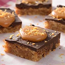 several pieces of chocolate and peanut butter bars