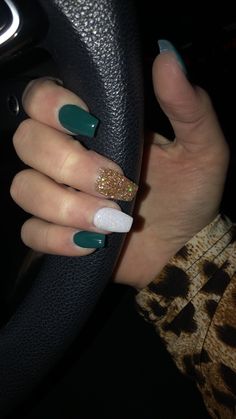 Simple Xmas Nails Green, Easy Green Christmas Nails, Emerald Green Gel Nails Short, Emerald Green White And Gold Nails, Neon Green Christmas Nails, Winter Nails Green Gold, White Green Gold Nails, Christmas Wedding Nails Bridesmaid, Xmas Nails Green And Gold