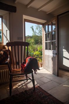 Half glazed external oak door fitted in the Cotswolds. This half glazed cottage door is quintessential country-cottage, farmhouse style with dry glazing units. Cottage Entrance, Historic Doors, Rehab Addict, Cottage Front Doors, Shed Windows, Oak Front Door, Internal Oak Doors, Quarter Sawn Oak, Dream Country