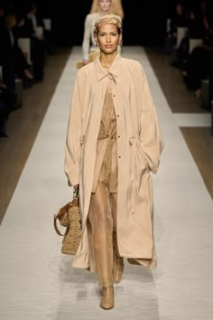 Giorgio Armani Spring 2025 Ready-to-Wear https://www.vogue.com/fashion-shows/spring-2025-ready-to-wear/giorgio-armani/slideshow/collection#38 Trench Coat Spring, Ootd Vacation, Madewell Fall, Femininity Style, Summer Coat, Coat Spring, Summer Coats, Spring Fashion Trends, Fashion Week Runway