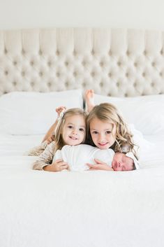 Newborn Photos With Siblings Outfits, Family Of 5 Photo Ideas With Newborn, Maternity Photography Ideas With Siblings, Newborn And 2 Sibling Photo Ideas, Newborn Photography 3 Siblings, Newborn Family Of 5 Photography, Sibling Bed Photoshoot, Newborn With 2 Siblings Photography, Newborn Photos With 2 Older Siblings