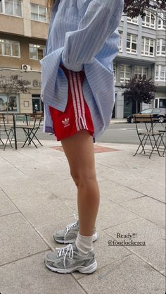 Tiny Tee Outfit, Adidas Shorts Street Style, 90s Tshirt Style, Super Hot Day Outfit, Copahegan Style, Austria Summer Outfit, 2024 Summer Street Style, Ss24 Street Style, Madewell Aesthetic